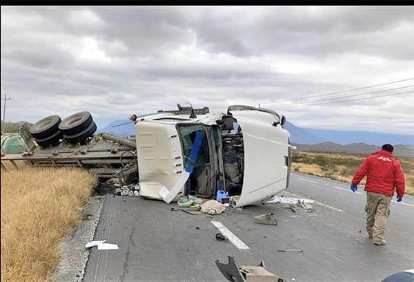 Vuelca tráiler en Carretra 53