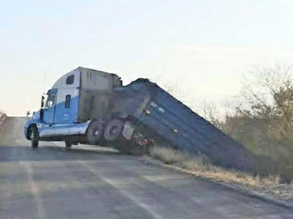 Abandonan tráiler carbonero en la 57