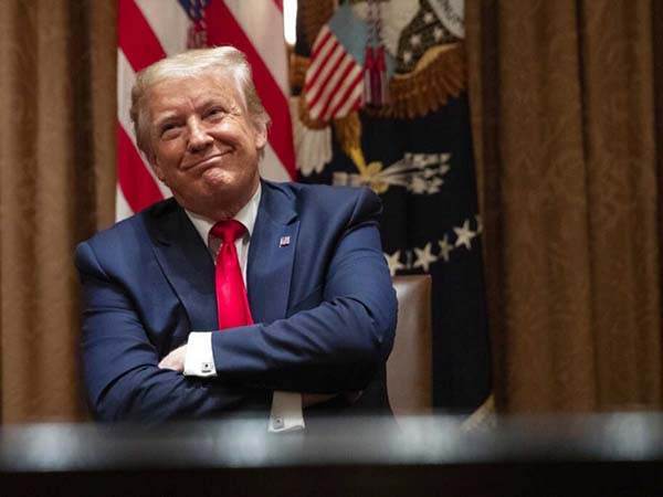 Trump se dobla