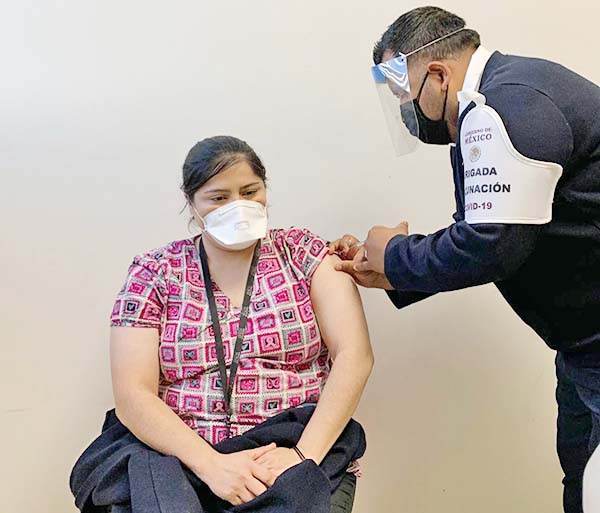 Enfermera de Piedras recibe primera dosis
