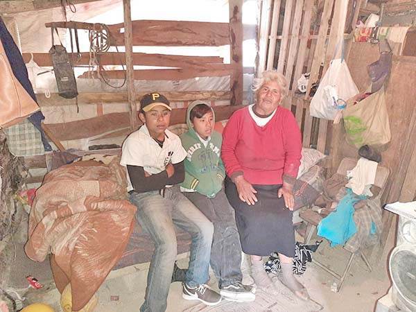 Así enfrentan el frío familias en tejabanes