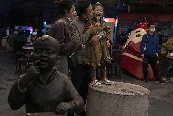 ‘Olvida’ China aniversario de primer muerto por covid-19