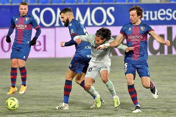 Gana el Betis con Lainez de titular