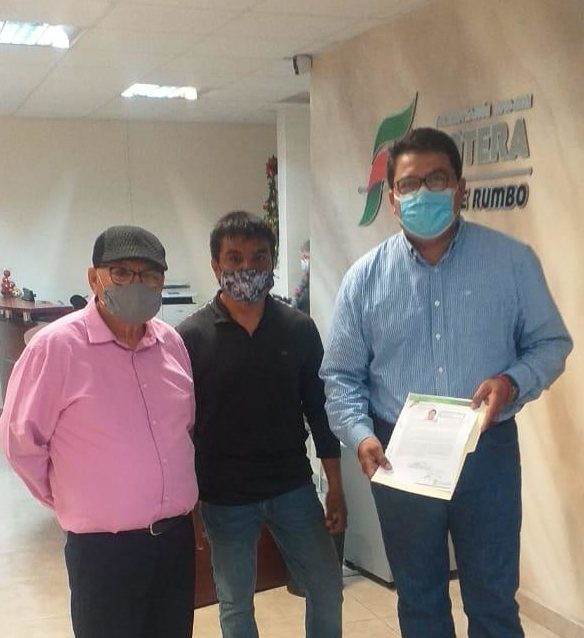 Acude Roberto Piña a solicitar su carta de residencia