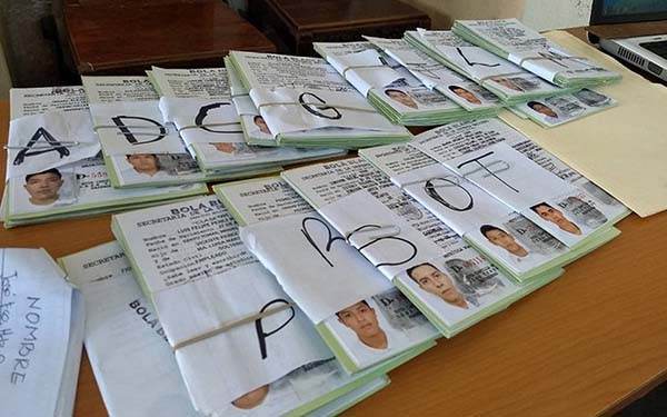Reciben con error cartilla 400 jóvenes de clase 2001
