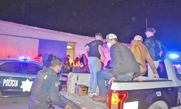 “Agüitan” policías fiesta clandestina