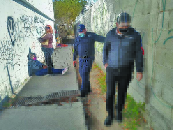 Mujer termina en el suelo
