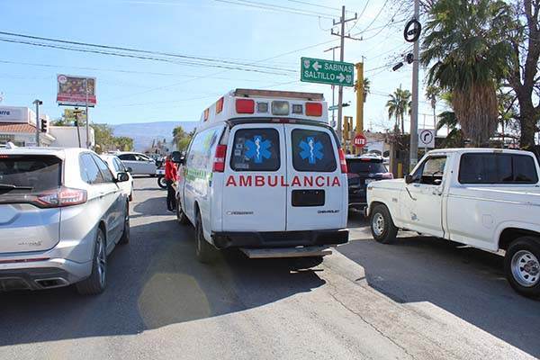 Ambulancia da llegue a carro