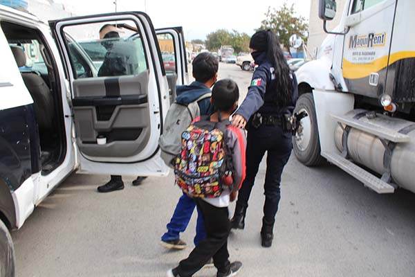 Niños piden dinero en el Pape