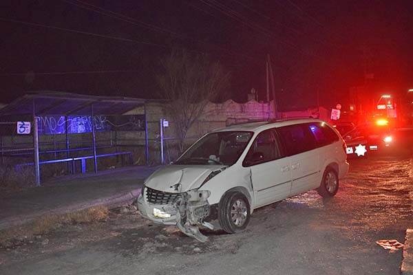 Embarra camioneta contra poste