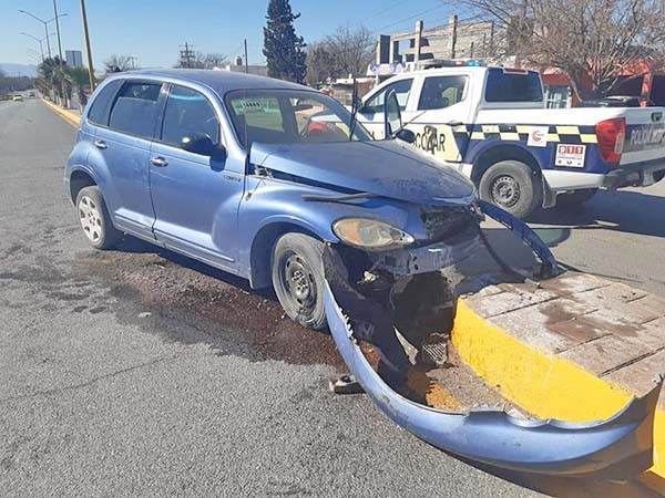Estampa auto contra camellón