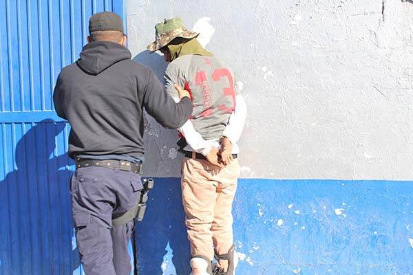 Vecinos reportan a toxicómano