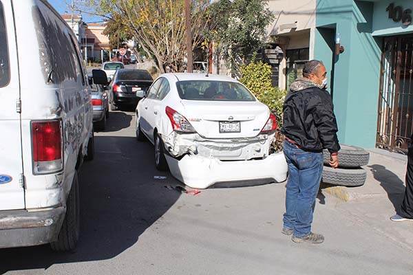 Camión dulcero choca carro estático