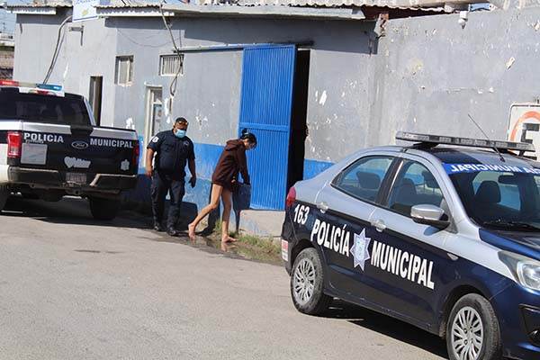 Mujeres se desgreñan en la calle
