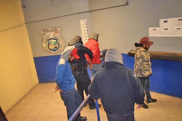 Duermen en fría celda por escandalosos
