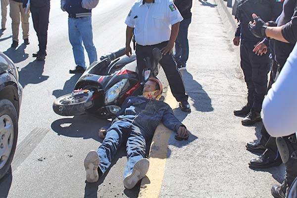 Pareja herida al caer de moto
