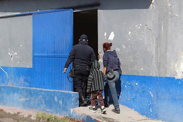 Detienen a madre e hijo por pedir caridad