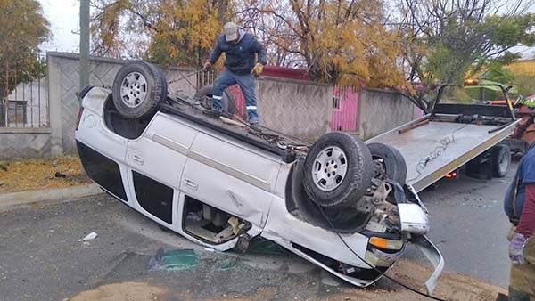 Voltea camioneta en el San José