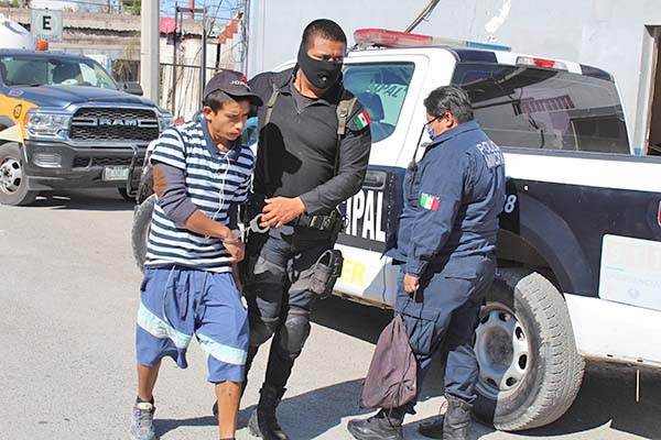 Olor a mota lo delata ante policías