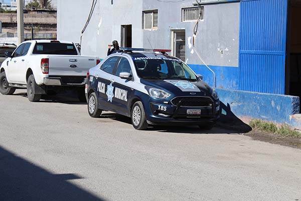 Damas se embriagan en la calle
