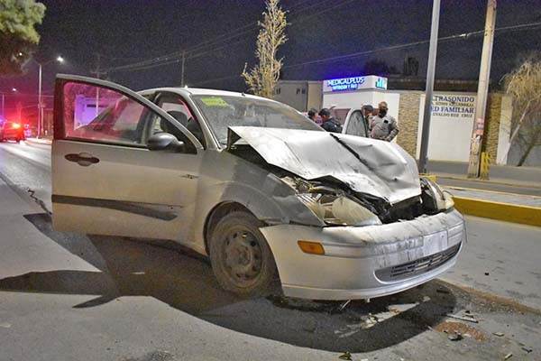 Desgracia auto estático frente al panteón