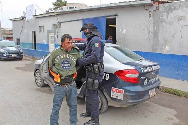 Entorpece labores a policías y termina encerrado