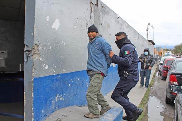 Vecinos reportan a molesto sujeto
