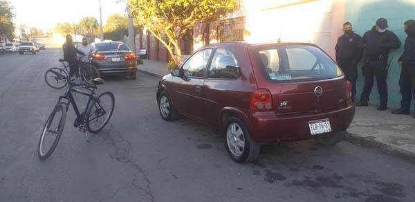 Le vale “grillo” el alto y choca