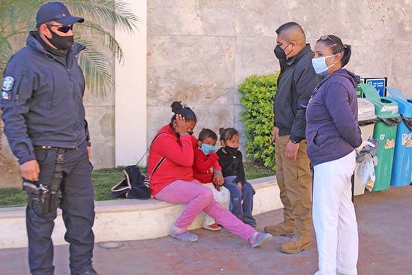 Auto se lleva a mujer de encuentro