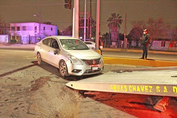Voltea auto al chocar camellón