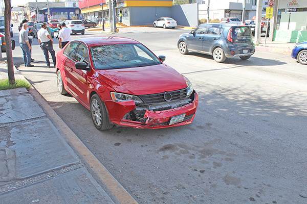 Tumba defensa al chocar en ZC