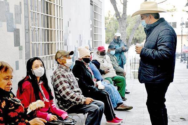 Sorprende Paredes con visita a los pensionados