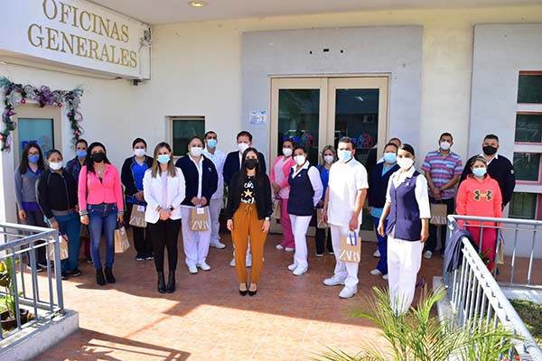 Festeja Primera Dama a enfermeros en el DIF