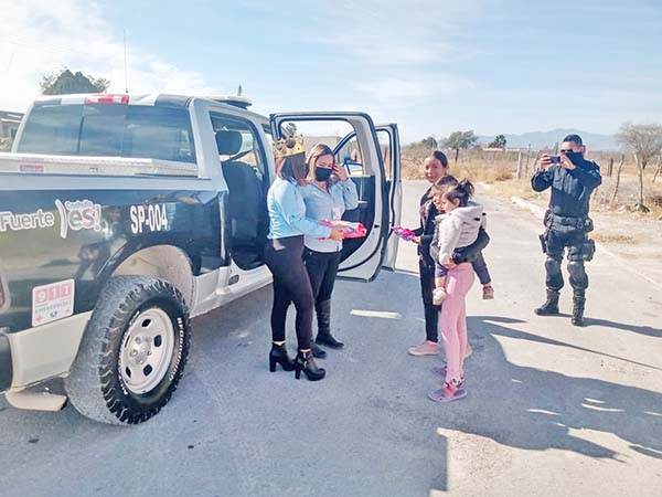 Policías se visten de Reyes Magos en SB