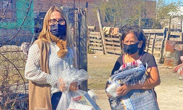 Entrega DIF cobertores a familias fronterenses