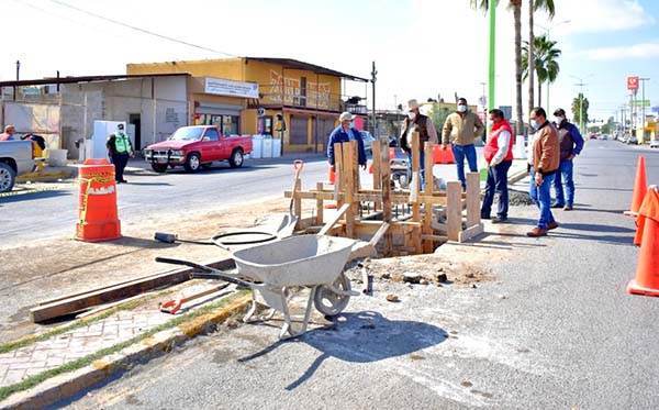 Supervisan letrero de bienvenida a Frontera
