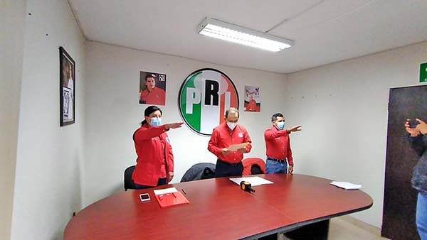 Toman protesta a presidenta del PRI