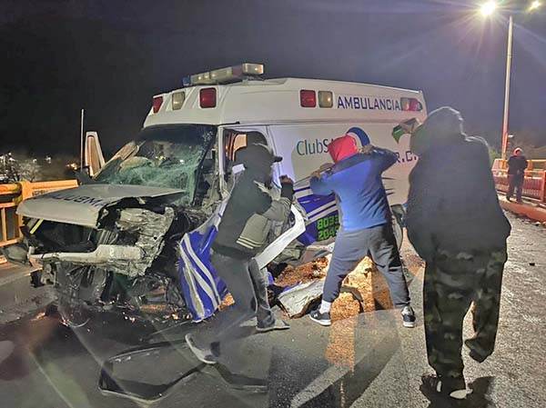 Paramédico prensado tras volcar ambulancia