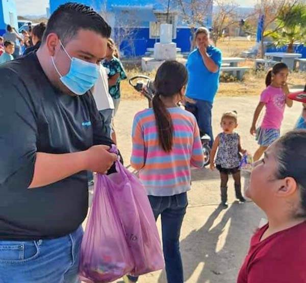 Solidaria Fundación Mayito con familias