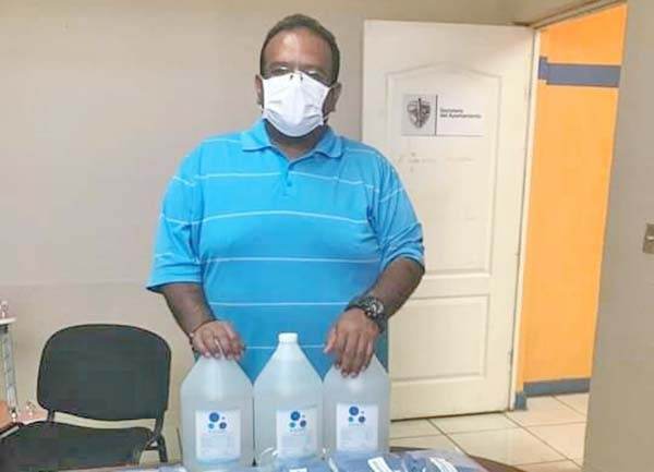 Sanitizan combis y taxis de Sabinas