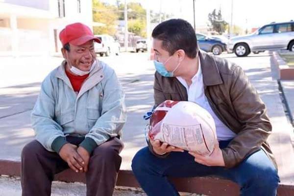 Agradecen boleros apoyo de Julio Long