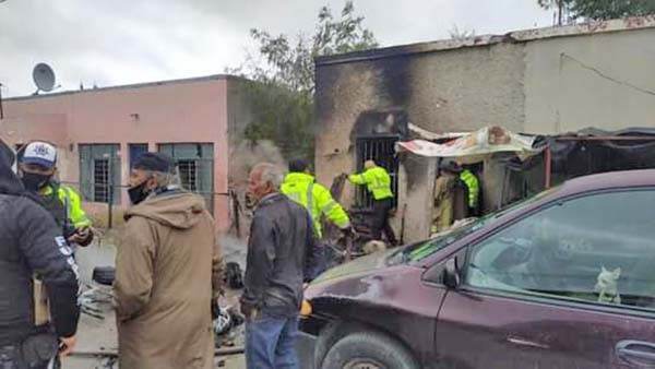 Salvan bomberos a perro chihuahua