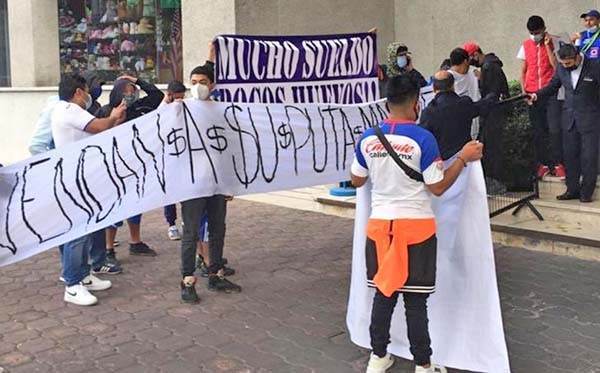 ‘Vendan a su pu… madre’; afición reclama a jugadores de Cruz Azul previo a Puebla