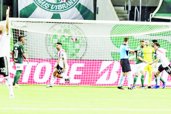 Causa VAR polémica y Palmeiras elimina a River