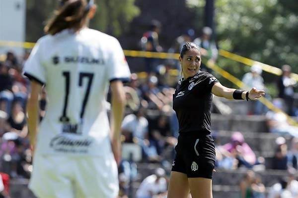 Reciben árbitros VAR el Gafete FIFA