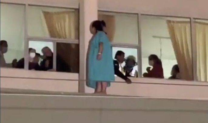 Rescatan a mujer; se iba a lanzar del IMSS