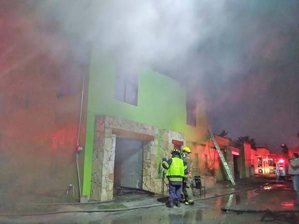 Destruye incendio taller en la Azteca