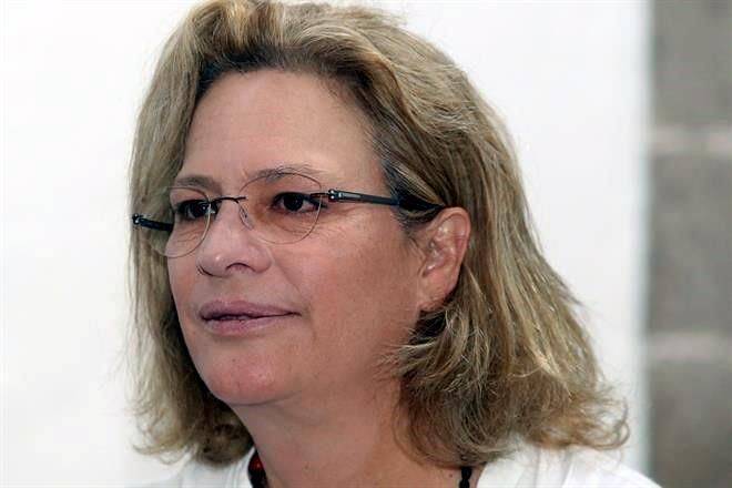 Dan Embajada a ex Secretaria cesada por retrasar avión