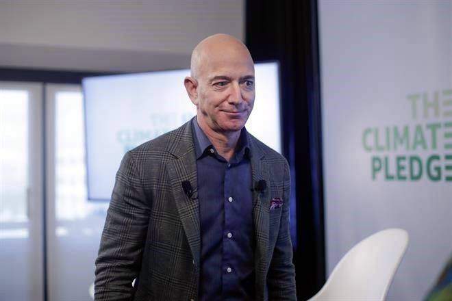 Logra Amazon ingresos récord; Bezos deja dirección