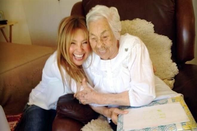 Deja abuela de Thalía asilo; está con Laura Zapata